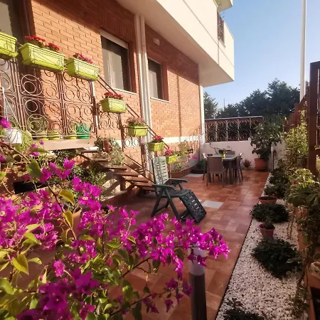 Confortevole Stanza Privata In Grazioso Con Giardino Homestay