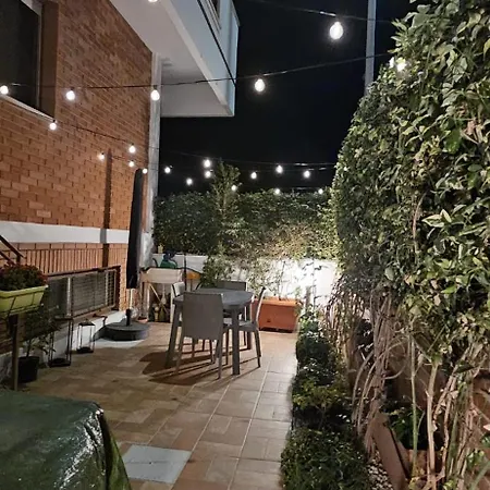 Confortevole Stanza Privata In Grazioso Con Giardino Homestay
